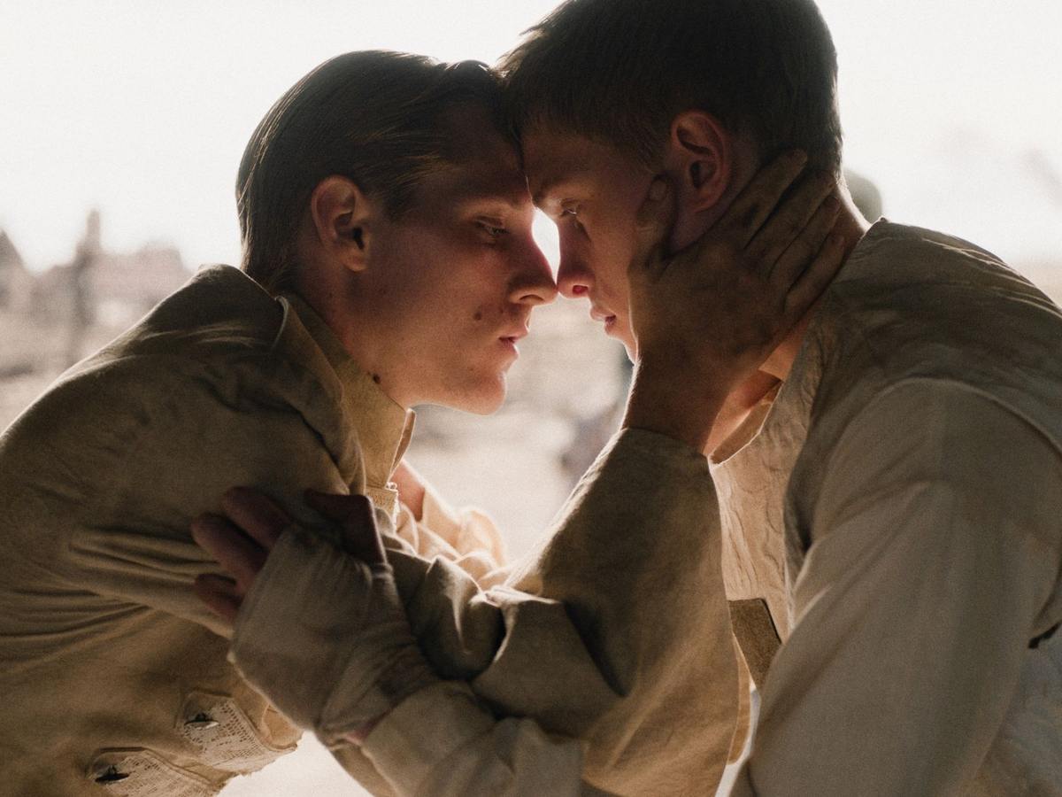 Valentin Campagne and Emmanuel Macchia as Francis and Pierre, foreheads touching, in Coward