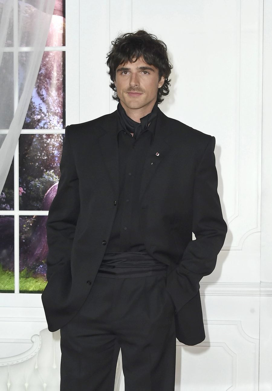 Jacob Elordi in a black suit at the Wuthering Heights premiere